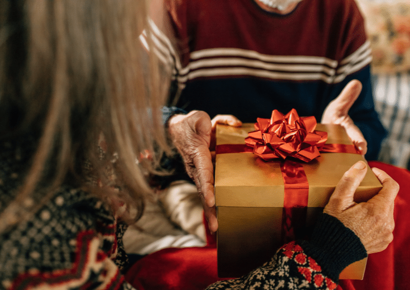 Top 13 quà tặng cho người lớn tuổi người già ngày sinh nhật